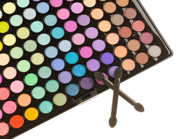 Como escolher a melhor paleta de sombras para diversificar seu portfólio de maquiagem?