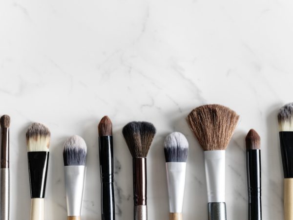 Qual a importância do pincel para contorno em uma maquiagem profissional?